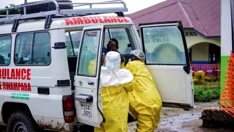 Profissionais de saúde congoleses recebem um paciente no Hospital Geral de Rwampara, enquanto autoridades intensificam os esforços para conter um novo surto de ebola envolvendo a cepa Bundibugyo na República Democrática do Congo