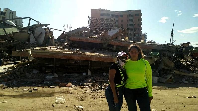Escombros do que foi a padaria La Almendrina, no setor de Playa Grande, no estado venezuelano de La Guaira; na foto, Elibel Tovar (à dir.), que busca o pai, Félix, 70, ao lado da amiga Carla