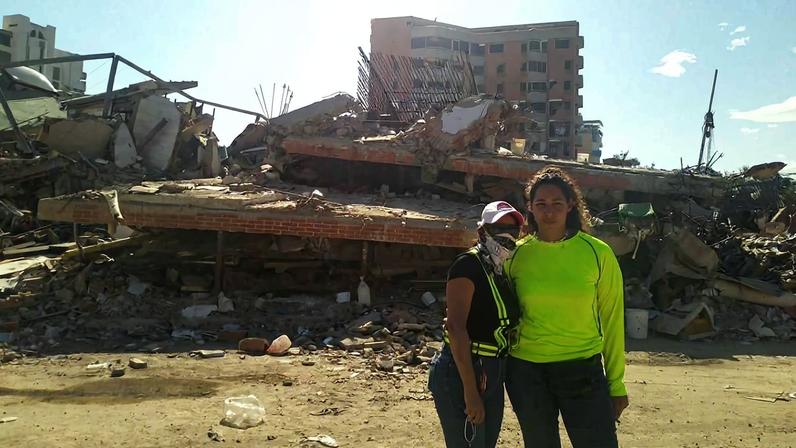 Escombros do que foi a padaria La Almendrina, no setor de Playa Grande, no estado venezuelano de La Guaira; na foto, Elibel Tovar (à dir.), que busca o pai, Félix, 70, ao lado da amiga Carla
