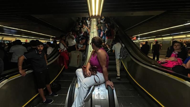 Passageiros em escadas rolantes da estação República, da linha 3-vermelha do metrô; projeto prevê troca por elevadores em futuro ramal