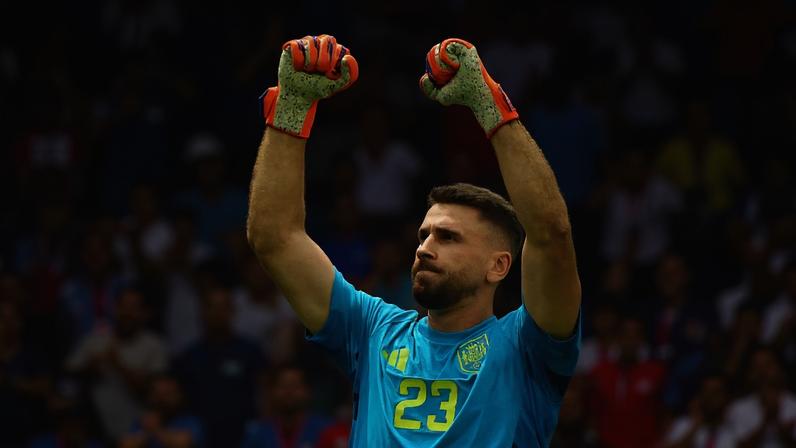 Goleiro espanhol Unai Simón comemora vitória por 3 a 0 sobre a Áustria, no estádio SoFi, em Los Angeles