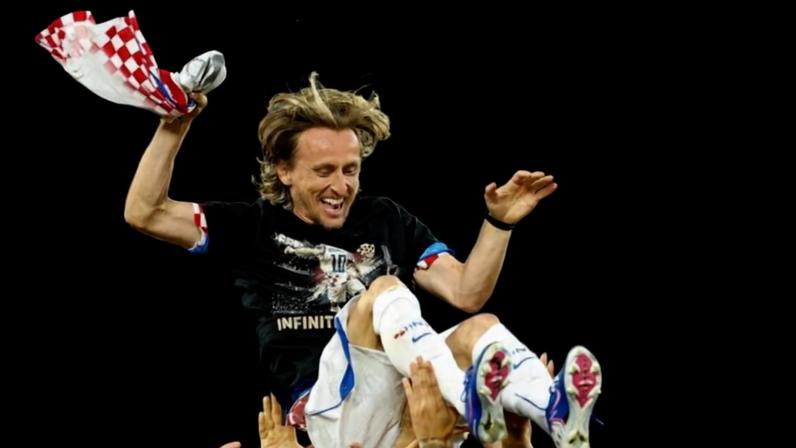 Modric é jogado para o alto pelos companheiros após completar 200 jogos pela Croácia, contra o Panamá, em Toronto, pela Copa do Mundo