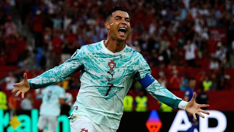 Cristiano Ronaldo comemora gol de pênalti que empatou o jogo no tempo normal