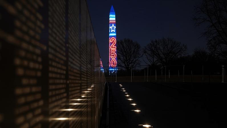 Projeção no Washington Monument em homenagem aos 250 anos da Independência dos EUA, celebrado no dia 4 de julho