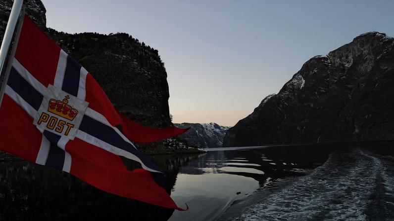 Nærøyfjord, que é o fiorde (entrada de mar entre altas montanhas rochosas) mais famoso e considerado patrimônio da humanidade pela Unesco