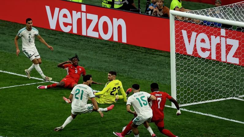 Embolo toca na bola para marcar o gol suíço após passe de Manzambi aos 10min de jogo no estádio de Vancouver, no Canadá