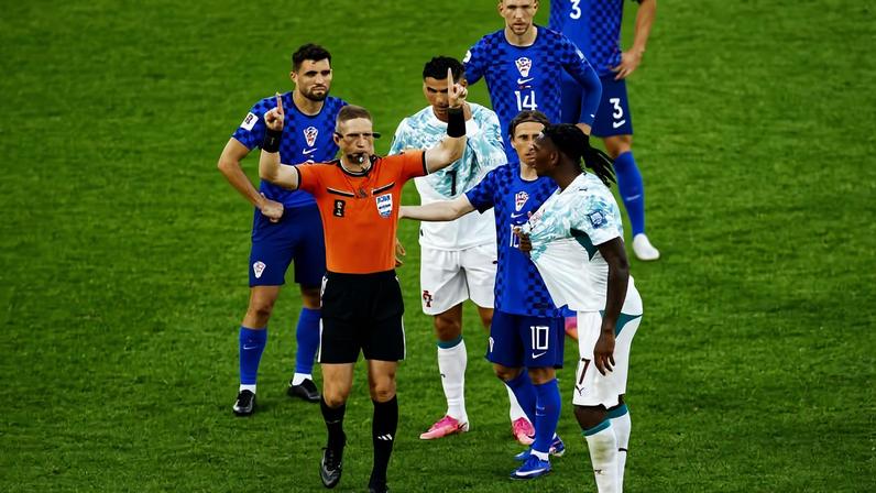 Árbitro Espen Eskas avisa que o VAR identificou a irregularidade e não validou o gol marcado pela Croácia no último lance do jogo