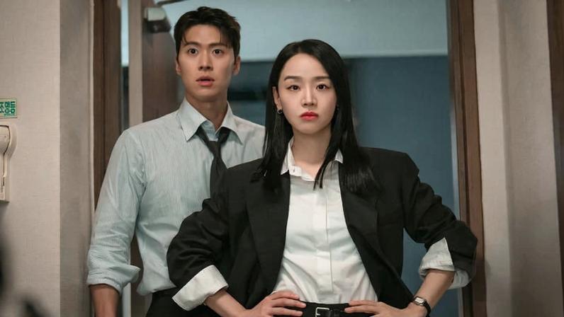 Os atores Gong Myoung e Shin Hae-sun em cena de 'Amor Sob Investigação', do Viki