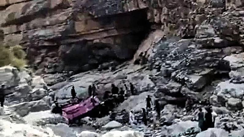 Ônibus após despencar em um barranco no Paquistão