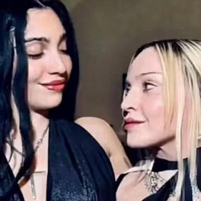 Aperto de mão frio de Madonna com a filha expõe conflitos