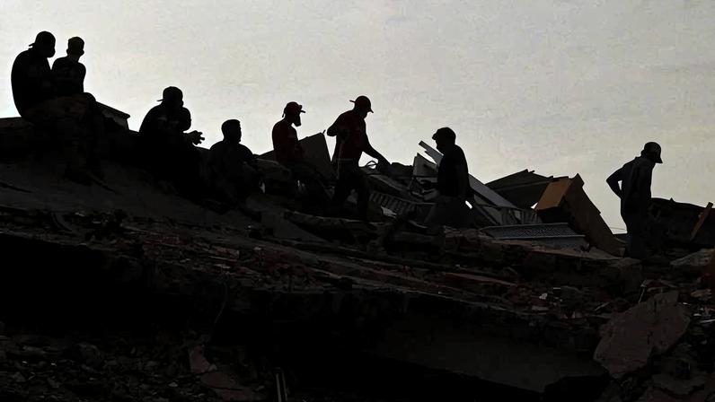 Equipes de resgate trabalham em escombros de prédio destruído em Caraballeda, no estado de La Guaira, na Venezuela