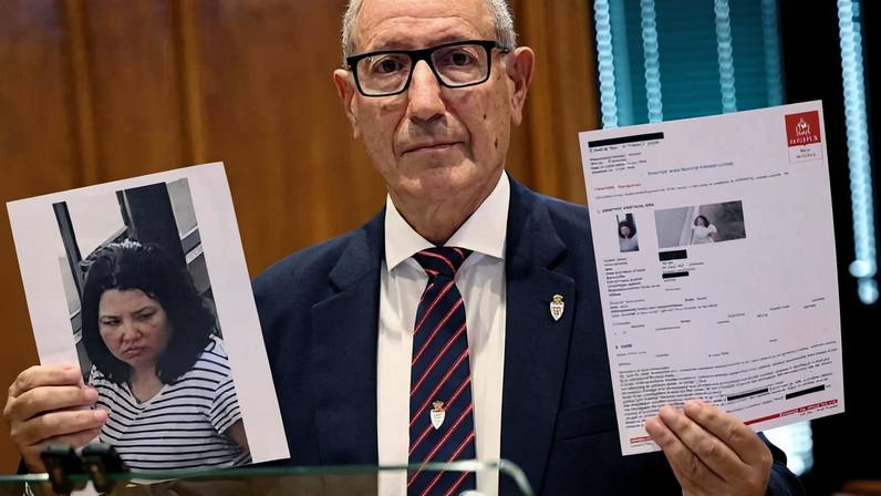 Eric Are, diretor de Segurança Pública de Mônaco, exibe o alerta da Interpol contra Anastasiia Berezovska, suspeita de um atentado a bomba que deixou três feridos