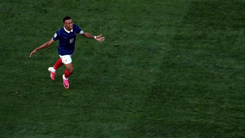 Mbappé comemora após marcar o primeiro gol da França contra a Suécia, na fase de 32 seleções da Copa do Mundo