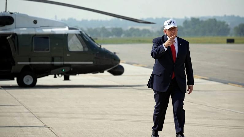O presidente Dinald Trump caminha para embarcar no Air Force One em Bismarck, no estado de Dakota do Norte