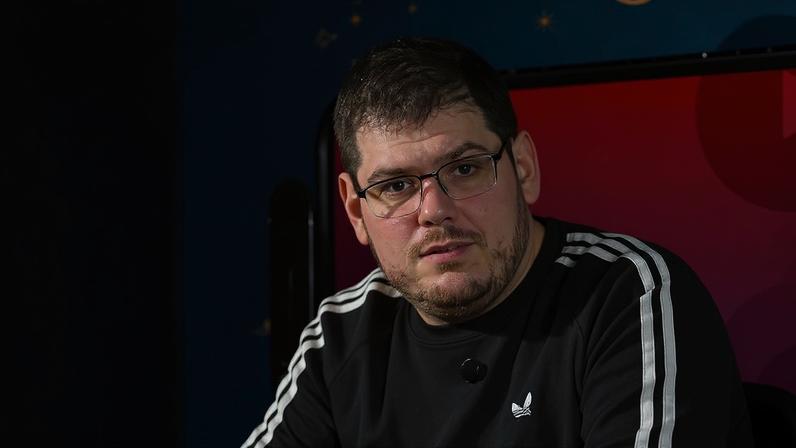 Da esquerda para direita, o inglês Gary Neville, o brasileiro Casimiro Miguel e o francês Zack Nani, que transmitem jogos em seus canais no YouTube