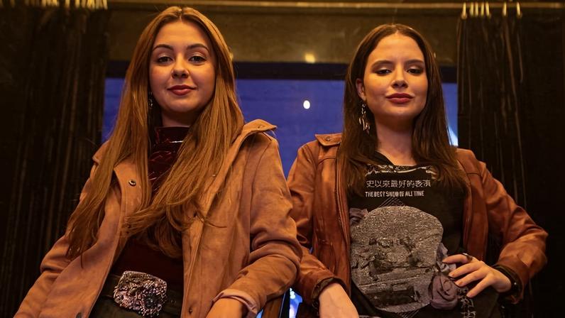Klara Castanho (à esquerda) e Sophia Valverde viverão respectivamente Maiara e Maraisa no filme de Marília Mendonça
