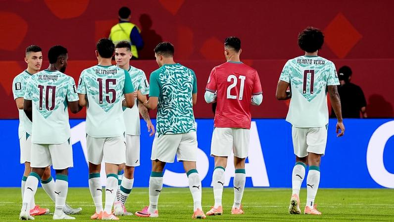 Cristiano Ronaldo usando a camisa número 21 de Portugal, que era de Dogo Jota