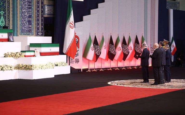 Autoridades do regime do Irã prestam homenagem a Ali Khamenei; caixão do ex-líder supremo foi colocado no complexo da Grande Mossala, em Teerã