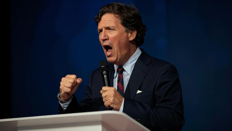Tucker Carlson discursa durante o evento AmericaFest em Phoenix, no Arizona