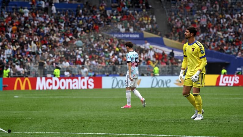 Thibaut Courtois, da Bélgica, passa por jato de água durante pausa para hidratação na partida contra o Senegal em Seattle; calor deve piorar nos próximos dias