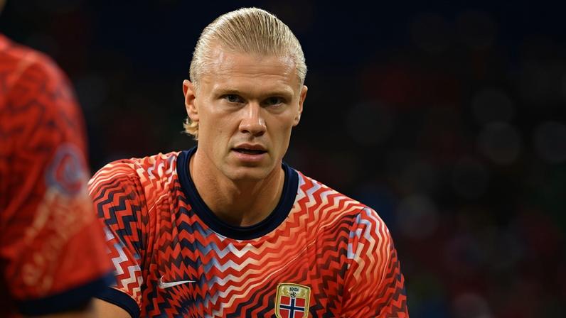 O atacante norueguês Erling Braut Haaland se aquece antes da partida contra a Costa do Marfim, no Dallas Stadium