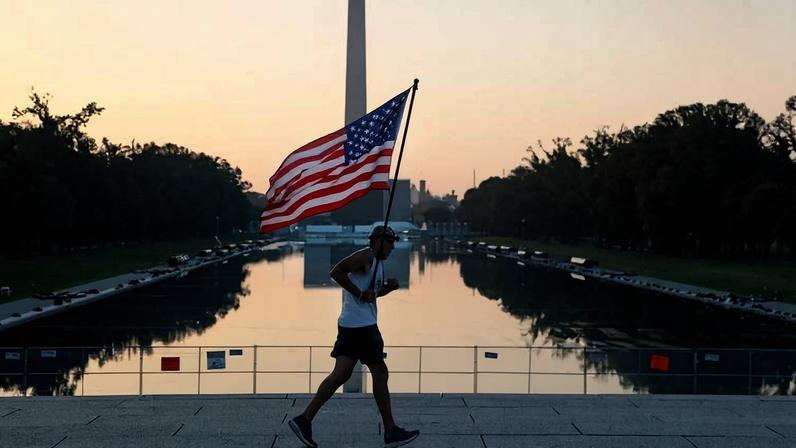 Homem carrega bandeira dos EUA envolta do espelho d'água em frente ao Lincoln Memorial às vésperas da celebração dos 250 anos da Independência americana