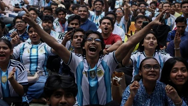 Messi e seus compatriotas foram adotados por esses fãs, em parte porque suas próprias nações falharam repetidamente em se classificar para a Copa do Mundo.