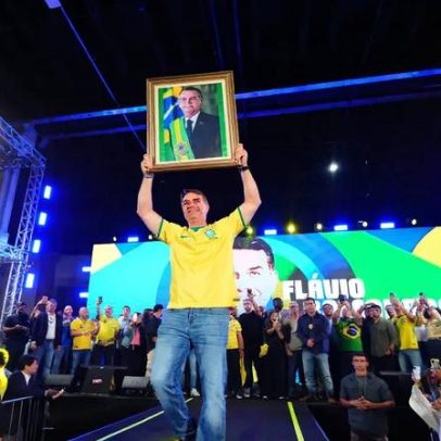 Flávio Bolsonaro faz aceno às mulheres após crise com Michelle