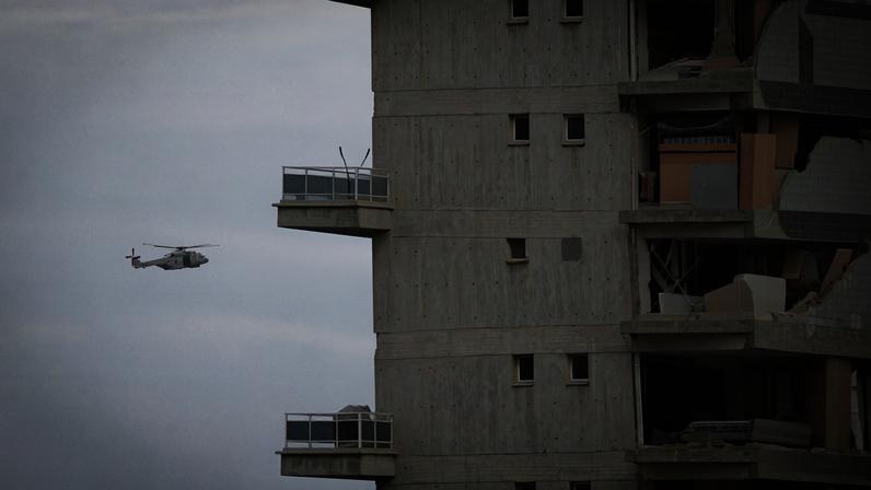 Um helicóptero dos Fuzileiros Navais dos EUA sobrevoa uma área atingida por terremotos em Caraballeda, no estado de La Guaira