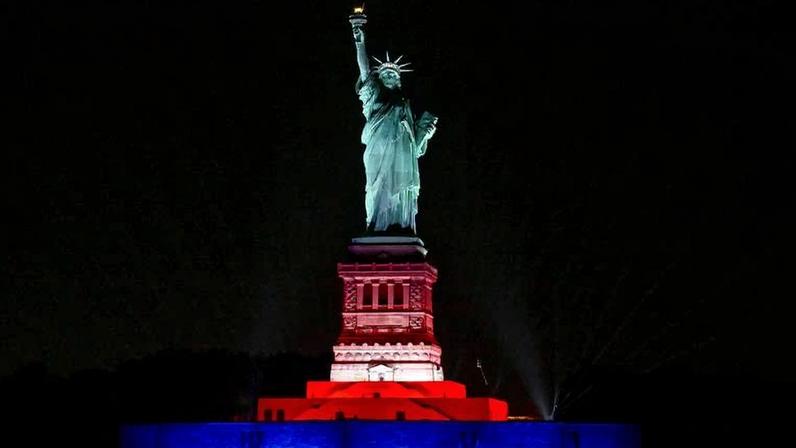 A Estátua da Liberdade é iluminada para celebrar o 250º aniversário da independência dos EUA na Ilha da Liberdade, em Nova York