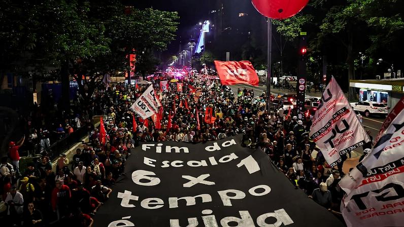 Trabalhadores, centrais sindicais e integrantes do Movimento VAT (Vida Além do Trabalho) participam de manifestação pelo fim da escala 6x1 e pela redução da jornada de trabalho sem redução salarial, na avenida Paulista, em São Paullo