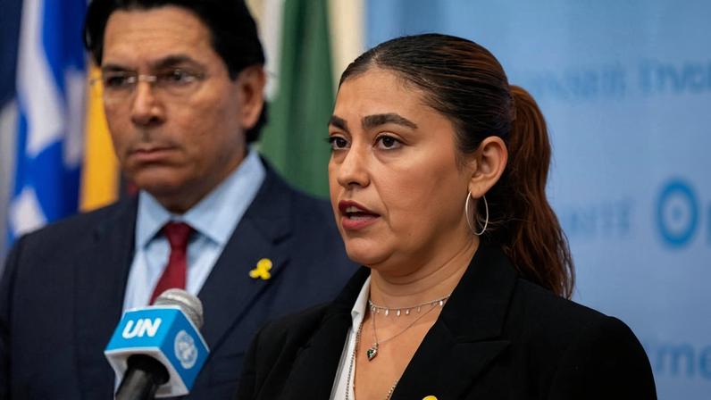 Ilana Gritzewsky, ex-refém do Hamas libertada em 2023, fala à imprensa ao lado de Danny Danon, embaixador de Israel nas Nações Unidas, na sede da ONU em Nova York