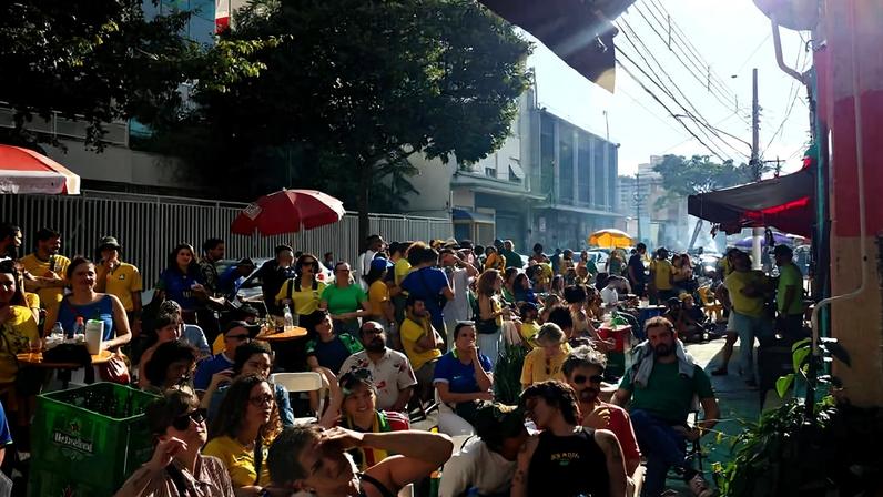 Torcedores se reúnem na rua João de Barros, na Barra Funda, em dia de jogo do Brasil na Copa do Mundo