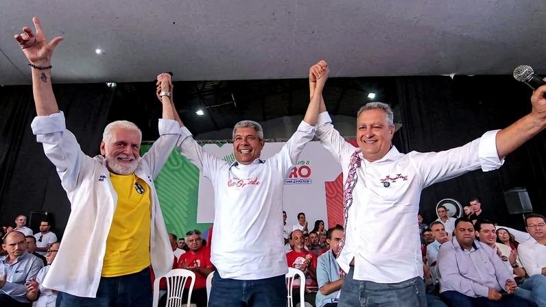 Jaques Wagner, Jerônimo Rodrigue se Rui Costa, todos do PT, participam de ato político em Barreiras (BA)