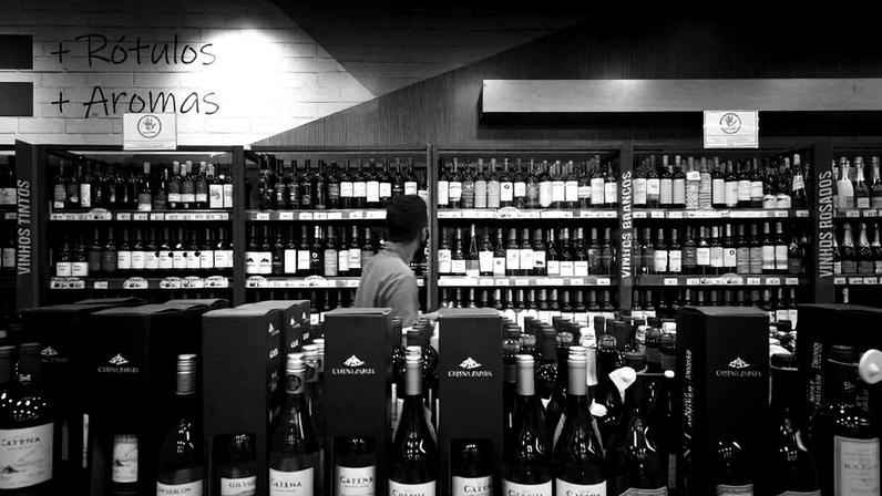 Gôndolas de bebidas alcoólicas em supermercado, em São Paulo (SP)