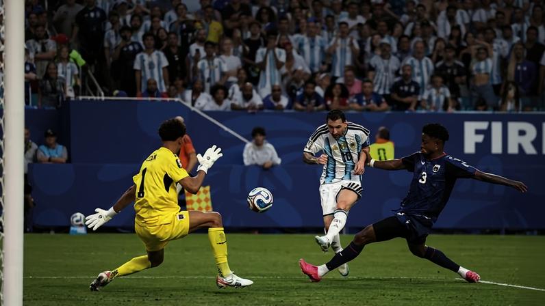 Messi supera o goleiro Vozinha e marca contra Cabo Verde na vitória por 3 a 2 da Argentina na fase de 32 seleções da Copa do Mundo