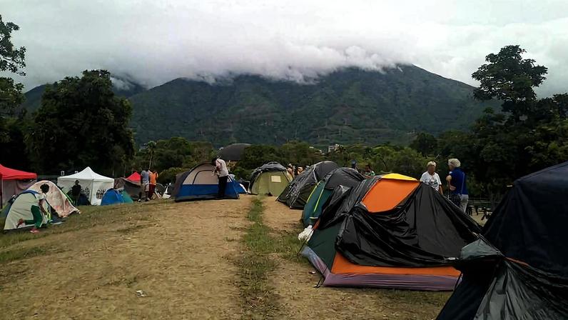 Desalojados pelos terremotos no Parque del Este, em Caracas, na Venezuela