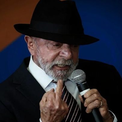 Lula faz gesto em evento oficial ao contestar ideia de que pobre não gosta de luxo