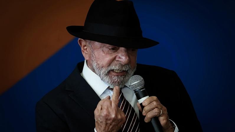 Presidente Lula mostra o dedo do meio durante cerimônia no Palácio do Planalto no início de julho.