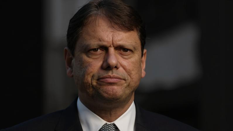 Na justaposição de fotos, o governador Tarcísio de Freitas (Republicanos) e o ex-ministro Fernando Haddad (PT)