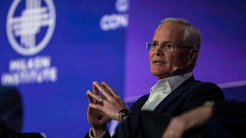 CEO da ExxonMobil, Darren Woods, durante evento do instituto Milken em Beverly Hills