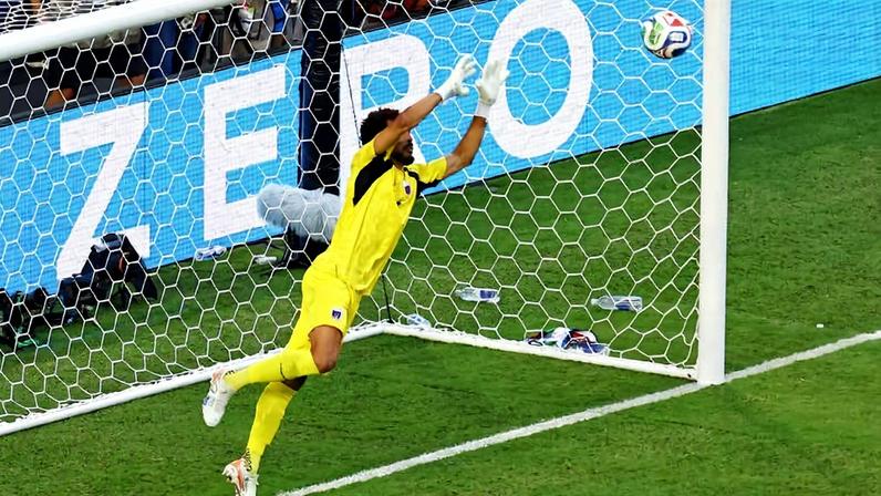 Vozinha se estica para espalmar a bola em cobrança de falta de Lionel Messi no jogo em Miami Gardens na Copa do Mundo