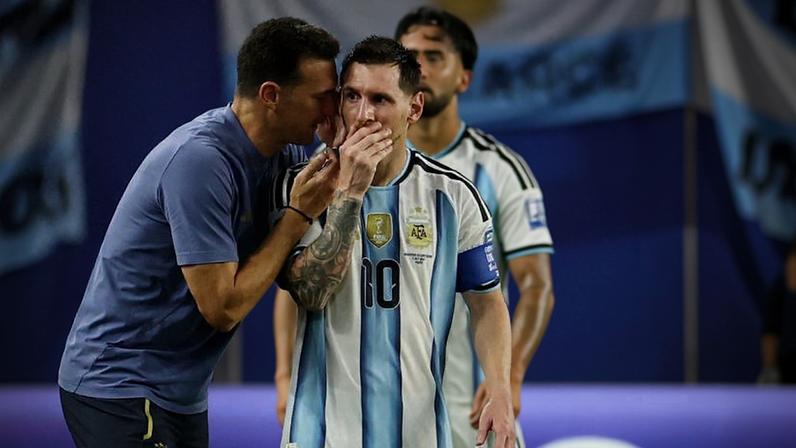 Técnico Lionel Scaloni conversa com Messi depois do terceiro gol da Argentina sobre Cabo Verde, na prorrogação, na Copa do Mundo