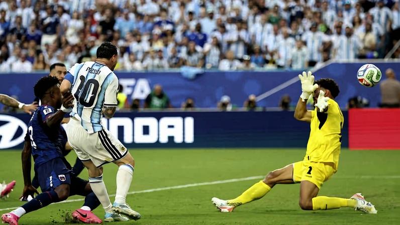 Messi chuta para superar Vozinha e marcar o seu gol na vitória argentina sobre Cabo Verde; goleiro fez ótimas defesas no duelo
