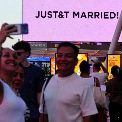 Fãs de Taylor Swift recebem doces em vigília próxima ao casamento
