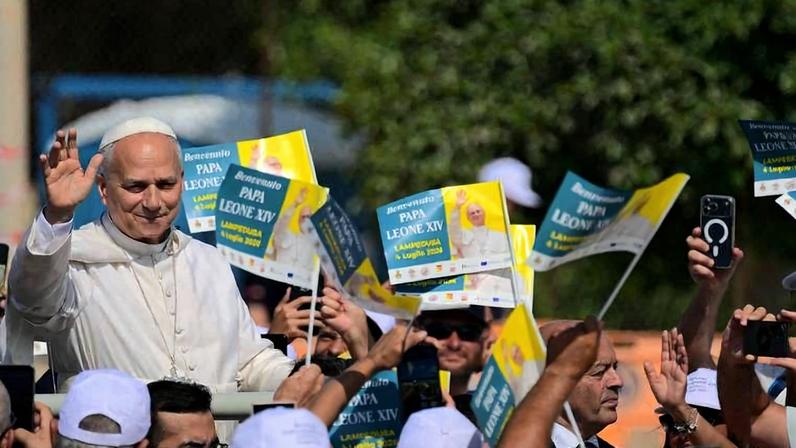 O papa Leão 14 é recebido por fiéis ao chegar para uma missa durante visita de um dia à ilha de Lampedusa, ao sul da Sicília