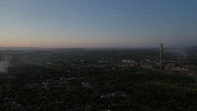 Fumaça sobe de prédios danificados em Kostiantynivka, na região de Donetsk