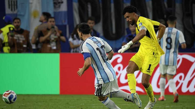 Vozinha e Lionel Messi na histórica partida que encerrou a primeira campanha de Cabo Verde no Mundial