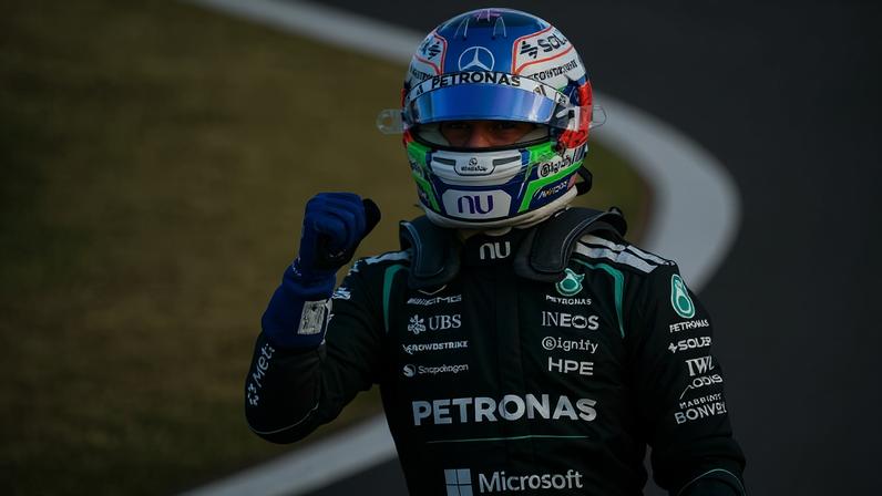 Kimi Antonelli comemora a pole position no GP da Grã-Bretanha
