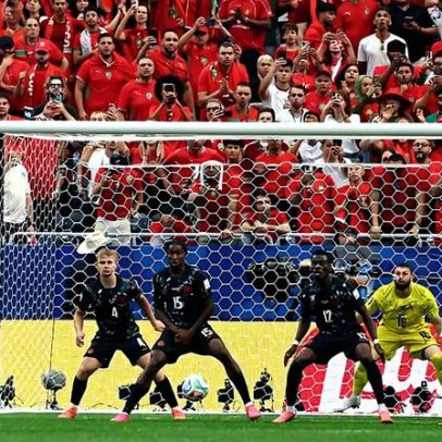 Marrocos derruba o primeiro anfitrião e avança às quartas da Copa do Mundo